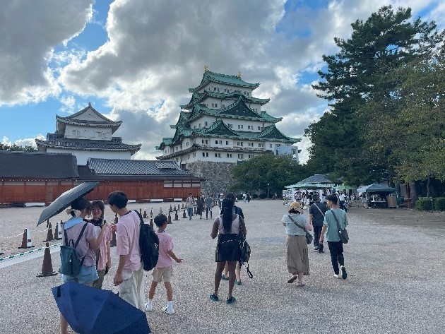 昨年度、過去最高の外国人来場者数を記録した名古屋城を見学