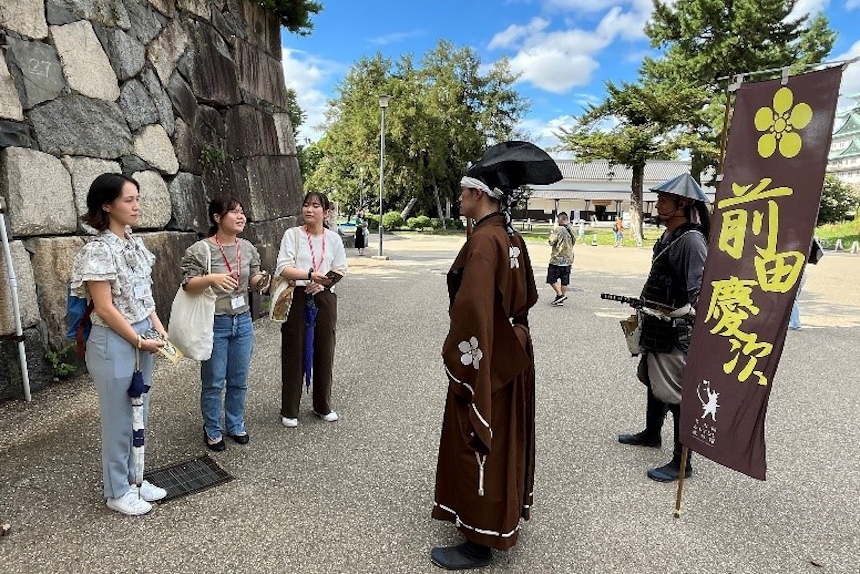 名古屋城見学。「おもてなし武将隊」から話を聞く学生